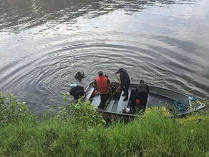 Doi bărbaţi care au căzut cu maşina în apă, căutaţi pe Braţul Borcea – FOTO