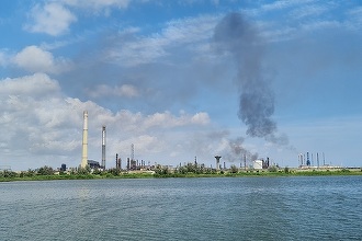 Explozie şi incendiu la Rafinăria Petromidia – Nu mai există flacără, iar echipajele de intervenţie acţionează pentru răcirea zonei de ardere, în scopul eliminării posibilităţii de reaprindere