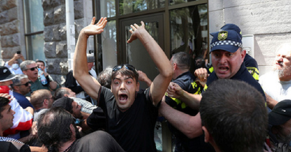 Un marş Gay Pride anulat la Tbilisi, în Georgia, în urma unor violenţe între grupuri homofobe şi poliţie