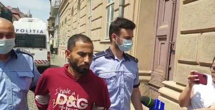 Afganul suspectat că a ucis un migrant a ajuns sub escorta Poliţiei la Timişoara şi va fi anchetat din arest