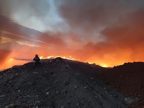 Incendiu la o groapă de deşeuri din Arad. În acelaşi loc s-a produs un incendiu şi în urmă cu trei zile – FOTO