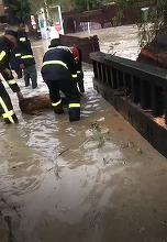 Braşov: Inundaţii în opt localităţi, în urma ploilor torenţiale. Acoperişurile a două case au luat foc după ce au fost lovite de trăznet – VIDEO