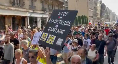 Sute de oameni au protestat la Paris faţă de introducerea “permisului de sănătate” – VIDEO