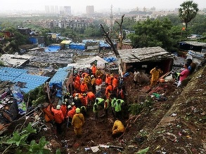 Ploi musonice în India – Cel puţin 76 de morţi şi zeci de dispăruţi