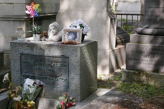 Jim Morrison – La 50 de ani de la moartea artistului, mormântul din cimitirul Père-Lachaise rămâne una dintre principalele atracţii