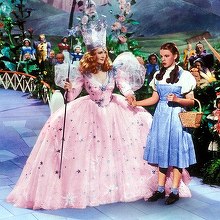 O rochie purtată de Judy Garland în filmul „Vrăjitorul din Oz”, regăsită după 40 de ani de la dispariţie