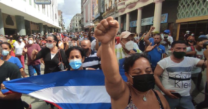 Mii de cubanezi îşi exprimă furia din cauza crizei economice în stradă, în proteste antiguvernamentale, Guvernul îndeamnă revoluţionarii să contramanifesteze