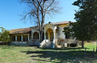 Conacul Poenaru din Gorj, construit la începutul secolului trecut în stil neoclasic, este de vânzare la 80.000 de euro – FOTO