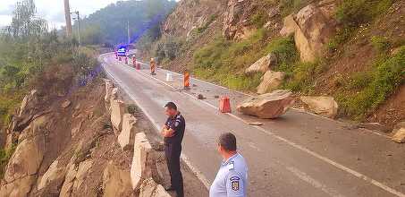 Buzău: Bucăţile de piatră de pe DN 10 au fost îndepărtate de pe şosea, dar se circulă în continuare pe un singur fir
