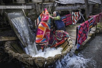 O expoziţie de fotografie cu elemente de port popular, ocupaţii, portrete, biserici vechi din lumea satului maramureşean, la Madrid – FOTO