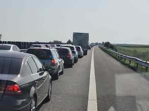 Aglomeraţie în trafic spre munte şi mare / Poliţiştii rutieri atenţionează că se circulă în coloană în Comarnic, pe sensul de urcare către Braşov. Coloane de maşini şi între Agigea, Eforie Nord, pe sensul către Mangalia