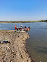 UPDATE – Bacău: Cinci copii care s-ar fi înecat în râul Siret, căutaţi cu două bărci/ Una dintre victime, găsită, dar manevrele de resuscitare nu au dat rezultat, fiind declarat decesul/ Alte trei victime, găsite