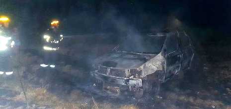 Giurgiu: Autoturism ars complet după ce şoferul a turat motorul pentru a putea ieşi de pe un câmp, iar vegetaţia uscată s-a aprins