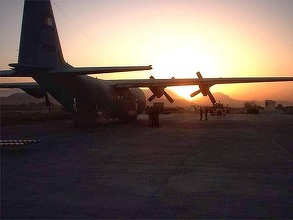 Avionul C-130 Hercules în care se află cei 15 cetăţeni români evacuaţi din Kabul şi patru bulgari a aterizat la Baza Aeriană 90