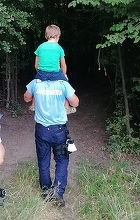 Buzău – Familie cu copii mici salvată de jandarmi după ce s-a rătăcit în pădure, în zona Ciolanu – FOTO