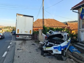 Sălaj: O autospecială a Poliţiei şi una a Jandarmeriei, lovite de un TIR pe DN 1 F, în Sălaj. Un jandarm a fost rănit