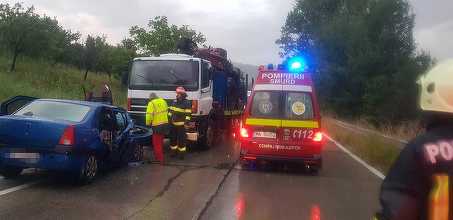 Argeş: Un mort şi trei răniţi după ce un autoturism s-a ciocnit cu un TIR