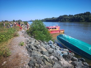 Tulcea: Poliţiştii au stabilit că şalupa s-a răsturnat după ce a intrat în malul de piatră. Pasagerii au fost scoşi din apă şi aduşi la mal de alte ambarcaţiuni aflate în zonă