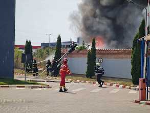 Pompierii intervin pentru stingerea unui incendiu la un depozit de materiale plastice din Alba Iulia – FOTO, VIDEO