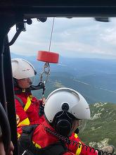 Trei turişti rămaşi blocaţi pe un traseu extrem de dificil din Bucegi, recuperaţi cu ajutorul unui elicopter – VIDEO