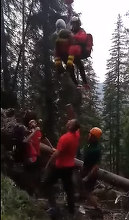 Braşov: Turist căzut 30 de metri în gol pe munte, recuperat cu ajutorul unui elicopter – VIDEO