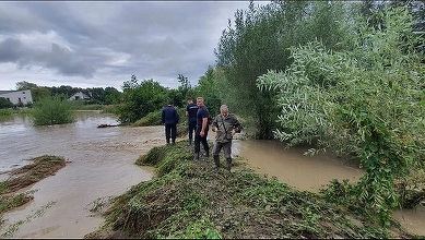 150 de gospodării dintr-un cartier al Braşovului, inundate de revărsarea Ghimbăşelului. Jandarmii s-au alăturat pompierilor şi voluntarilor şi acţionează în zonă – FOTO