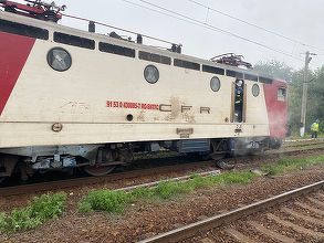 Incendiu la locomotiva unui tren care circula pe ruta Iaşi – Bacău/ Circulaţia feroviară, întreruptă timp de o jumătate de oră