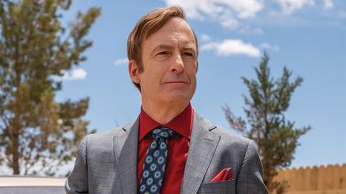 Bob Odenkirk a revenit pe platourile de filmare pentru serialul „Better Call Saul”, după atacul de cord suferit în iulie