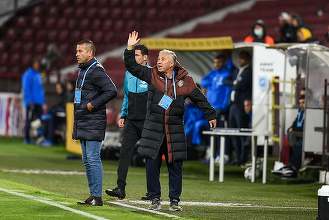 Dan Petrescu, după ce a fost ţinta scandărilor unor fani ai Universităţii Craiova: Nu înţeleg. Am fost un fotbalist devotat al României, am dat tot şi ca antrenor