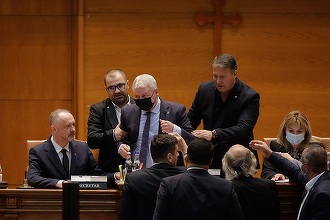 Cîţu: Vreau să văd că autorităţile statului îşi fac treaba şi îi amendează pe parlamentarii AUR care nu au purtat mască joi în Parlament. Circul pe care l-am văzut în Parlament ar trebui să îi facă pe cei de la USRPLUS să îşi dea seama ce greşeală fac.