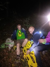 Buzău – Bărbat rănit, care s-a rătăcit cu câinele în pădure, salvat de jandarmii montani – FOTO