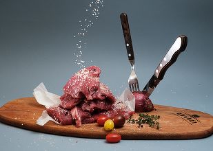 STUDIU: Jumătate dintre români consumă zilnic carne şi preparate din carne. Valoarea medie a unei comenzi este de 235 de lei. Cererea ar putea creşte cu 30% la finalul anului