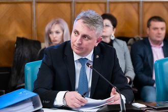 Senator USR PLUS: Bode este acest Dorel bun la toate. Ai ceva de făcut prin casă? Ai nevoie de un Bode. Nu are studii în domeniu, dar se descurcă. Dacă e nevoie dă şi avize