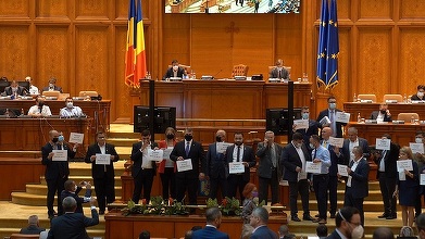 Liderul AUR George Simion: În semn de protest faţă de neintroducerea moţiunii de cenzură la vot, deputaţii AUR nu vor participa la votul final de astăzi şi vor sta în afara sălii de plen