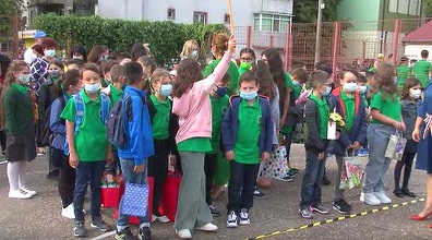 Toţi elevii din Focşani vor putea uniforme începând din acest an şcolar, fiecare unitate având propria culoare