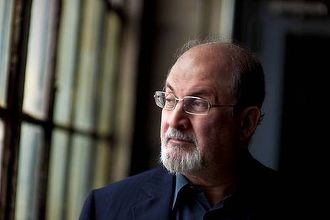 Scriitorul Salman Rushdie a fost atacat pe scenă la New York
