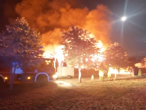 Neamţ: Incendiu puternic la sediul unei firme, focul fiind stins după cinci ore – FOTO