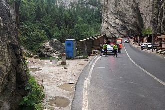 Bărbatul lovit la cap după ce o piatră s-a desprins dintr-o stâncă în Cheile Bicazului este în continuare în stare gravă, dar staţionară. Medic: Sperăm să nu apară complicaţii