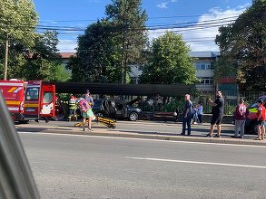 Baia Mare: Maşină scăpată de sub control, după ce şoferul a făcut stop cardio-respirator / A intrat în staţia de autobuz şi a rănit un copil / Şoferul şi pasagerul din autoturism, transportaţi şi ei la spital