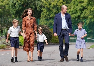 Tinerii membrii ai familiei regale britanice s-au prezentat la noua lor şcoală – FOTO/VIDEO