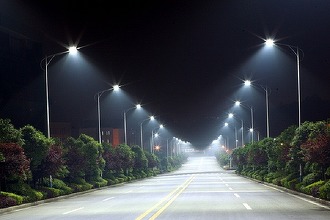 Administratorii de drumuri sunt obligaţi să asigure iluminatul public al trecerilor de pietoni nesemaforizate, proiect adoptat decizional de Camera Deputaţilor